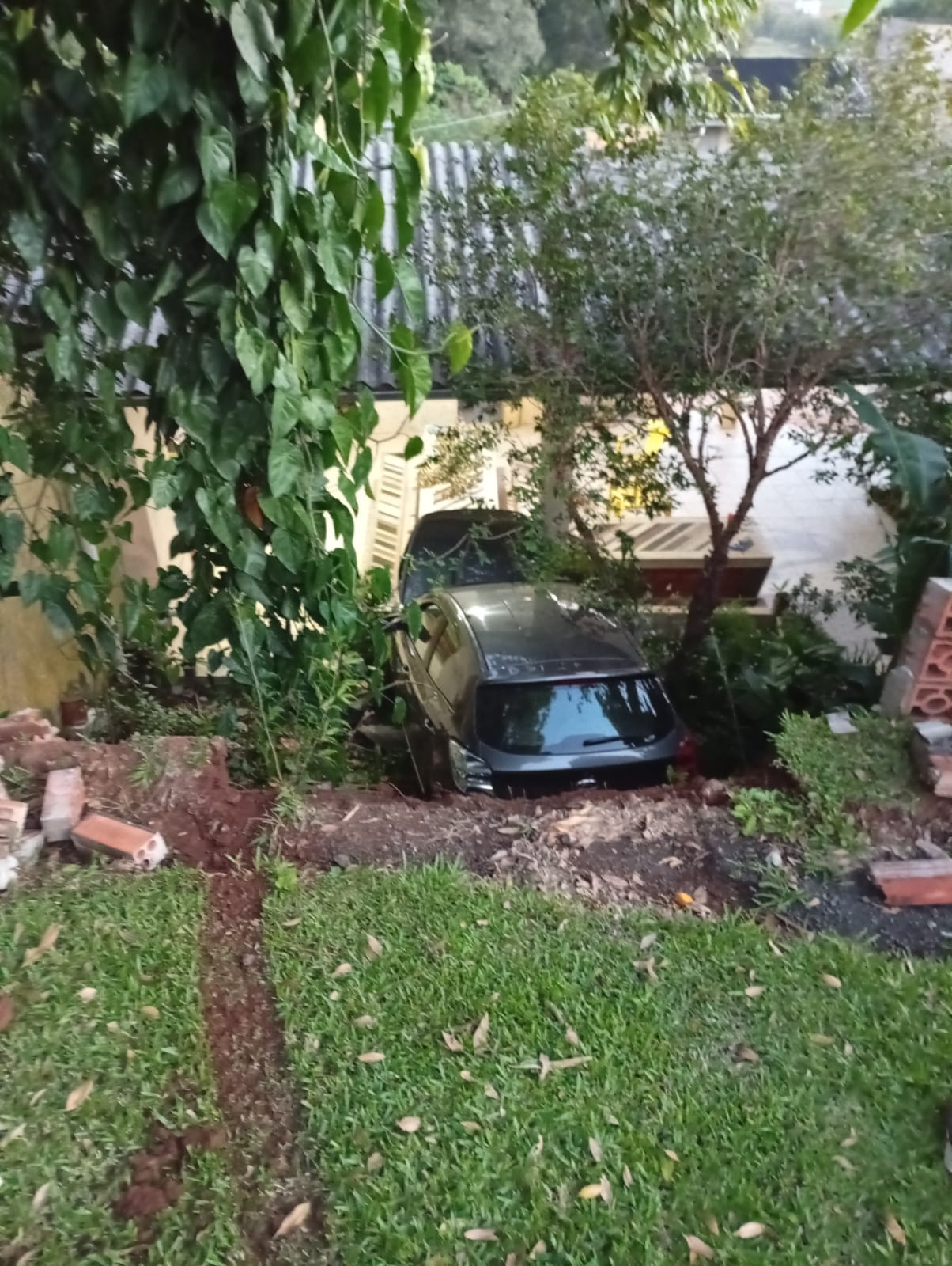 4 idosas são atendidas após veiculo em que elas estavam saiu da pista, caiu em ribanceira e atingiu casa