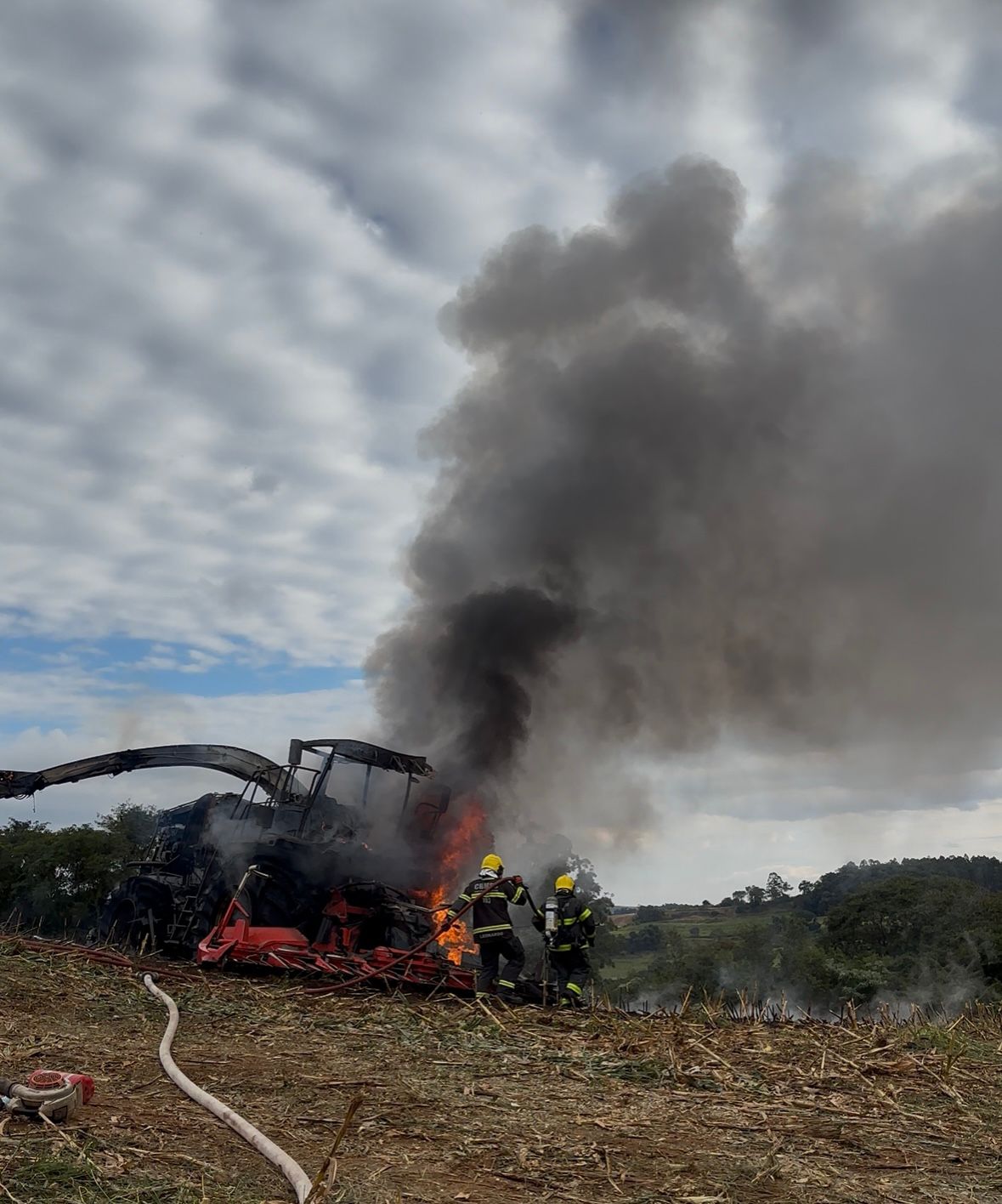 Maquina de silagem é destruída por um incêndio em Cunha Porã