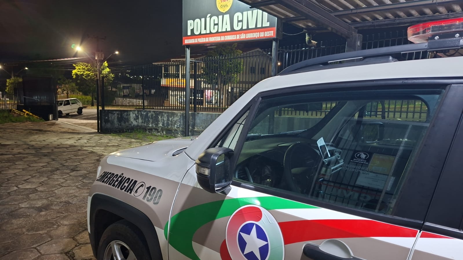 Casal é levado para central de polícia após desentendimento com agressões e dano em Campo Erê