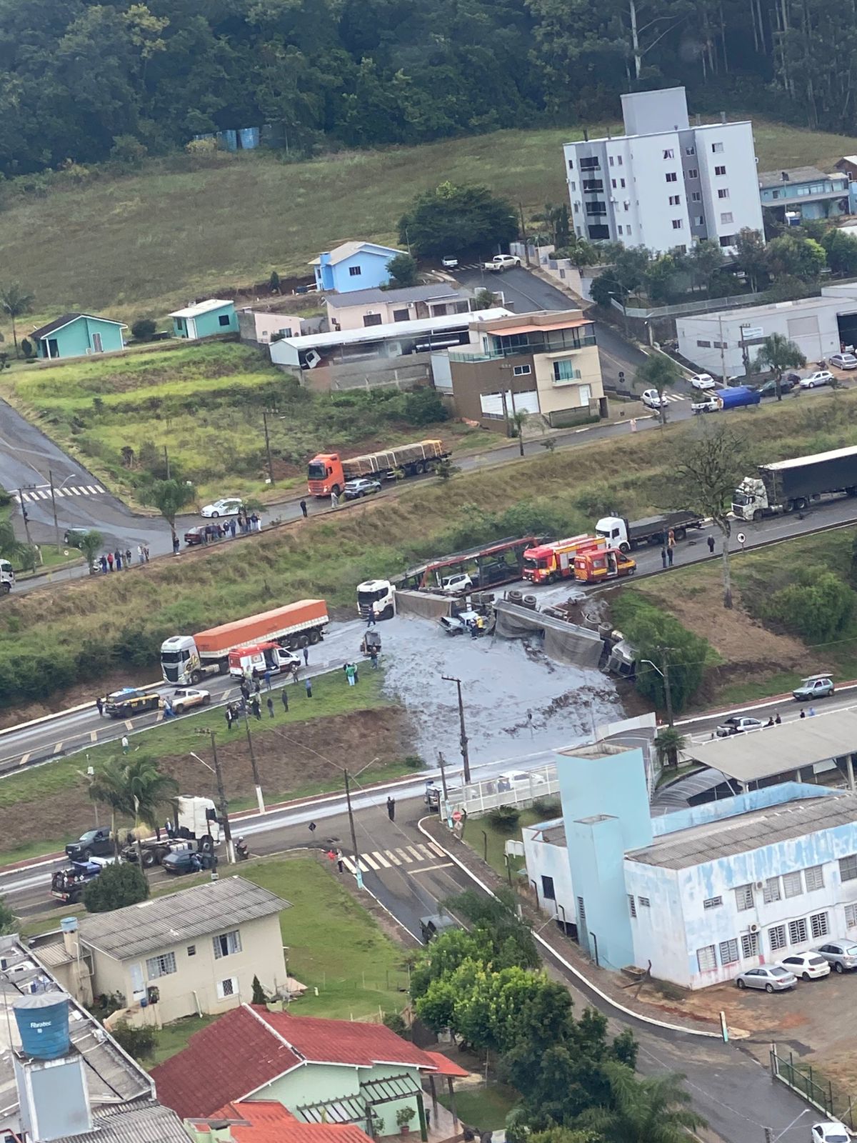 Grave acidente na BR-282 mobiliza grande operação de resgate em Cordilheira Alta