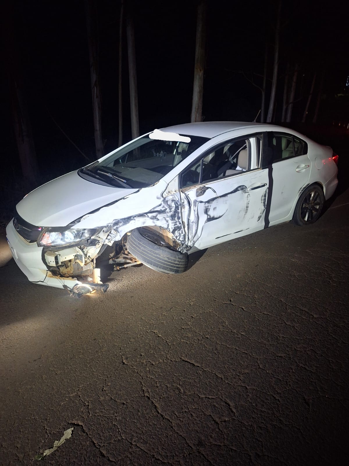 Em Saltinho carro bate em rodado de carreta – Não houve feridos