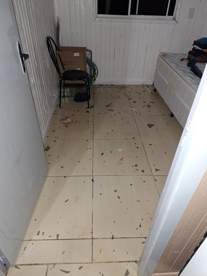 Ladrão quebra vidro de janela, invade residência e furta objetos em Campo Erê