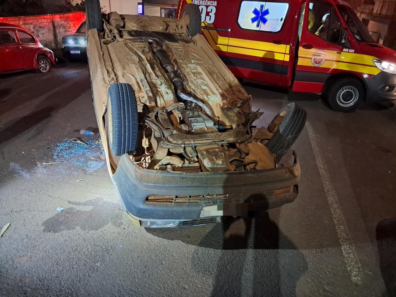 Sem controle carro desce rua bate em veiculos e capota no centro de Campo Erê