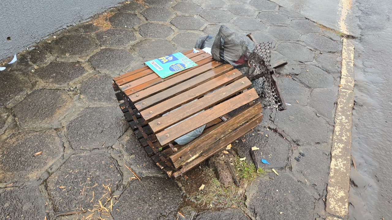 Caminhão destrói lixeira no centro de Campo Erê e motorista deixa local