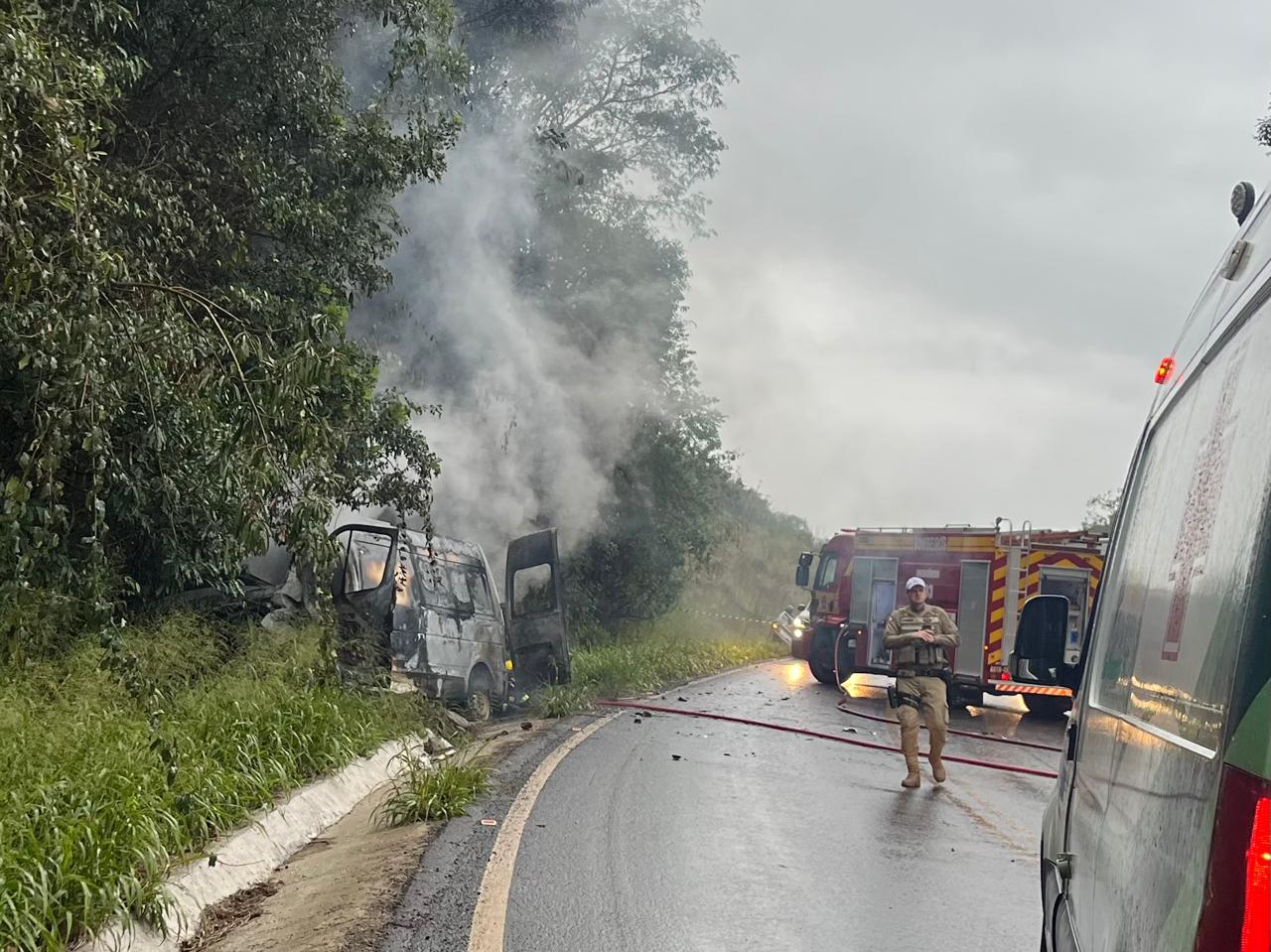 Van com paciente pega fogo após colidir com veiculo na SC 480 em Ipuaçu