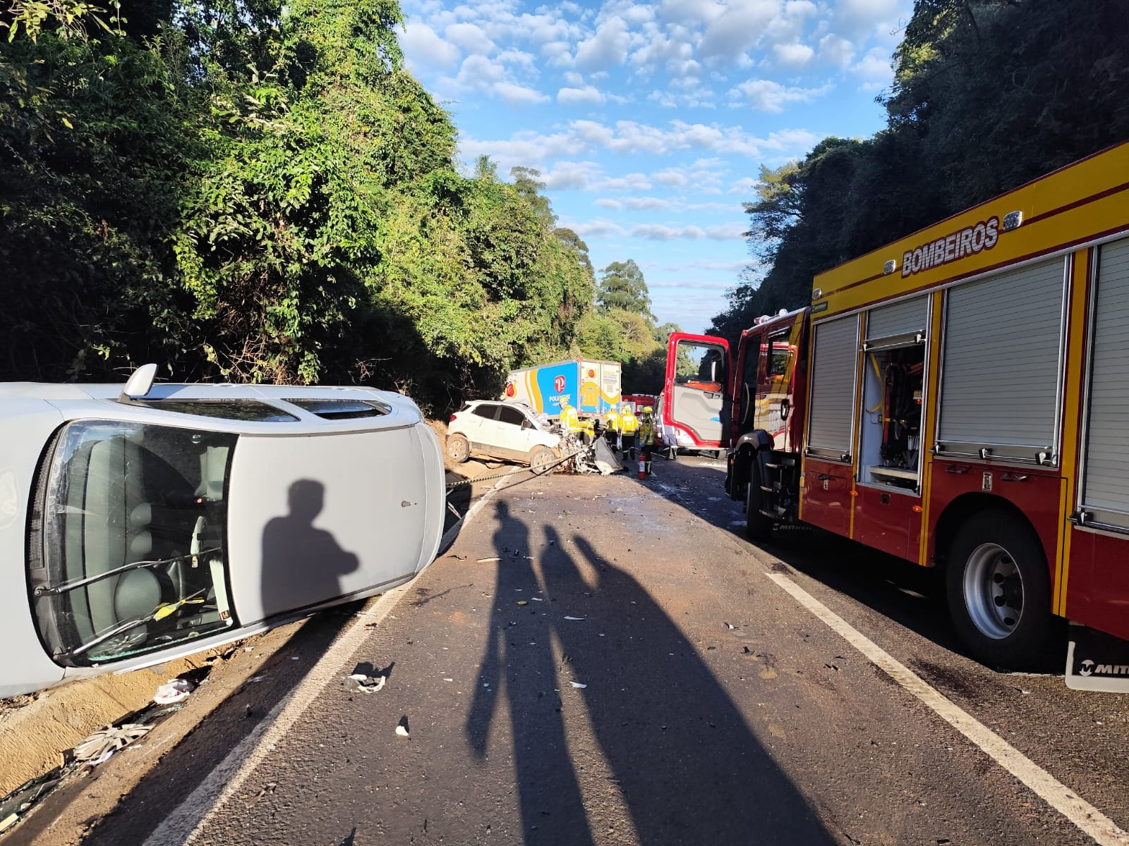 Acidente com 5 veículos deixa um morto e vários feridos na BR-282, em Chapecó