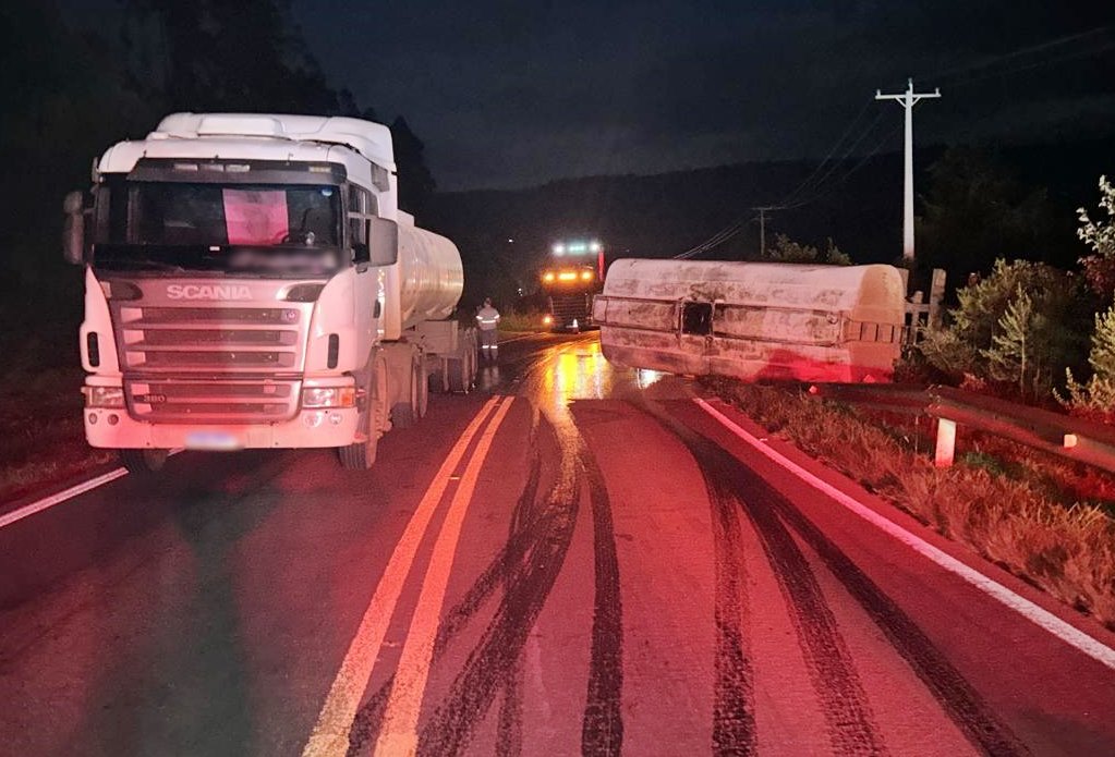 Carreta se desprende de cavalo mecânico e derrama cerca de 10 mil litros de óleo vegetal na PR-180