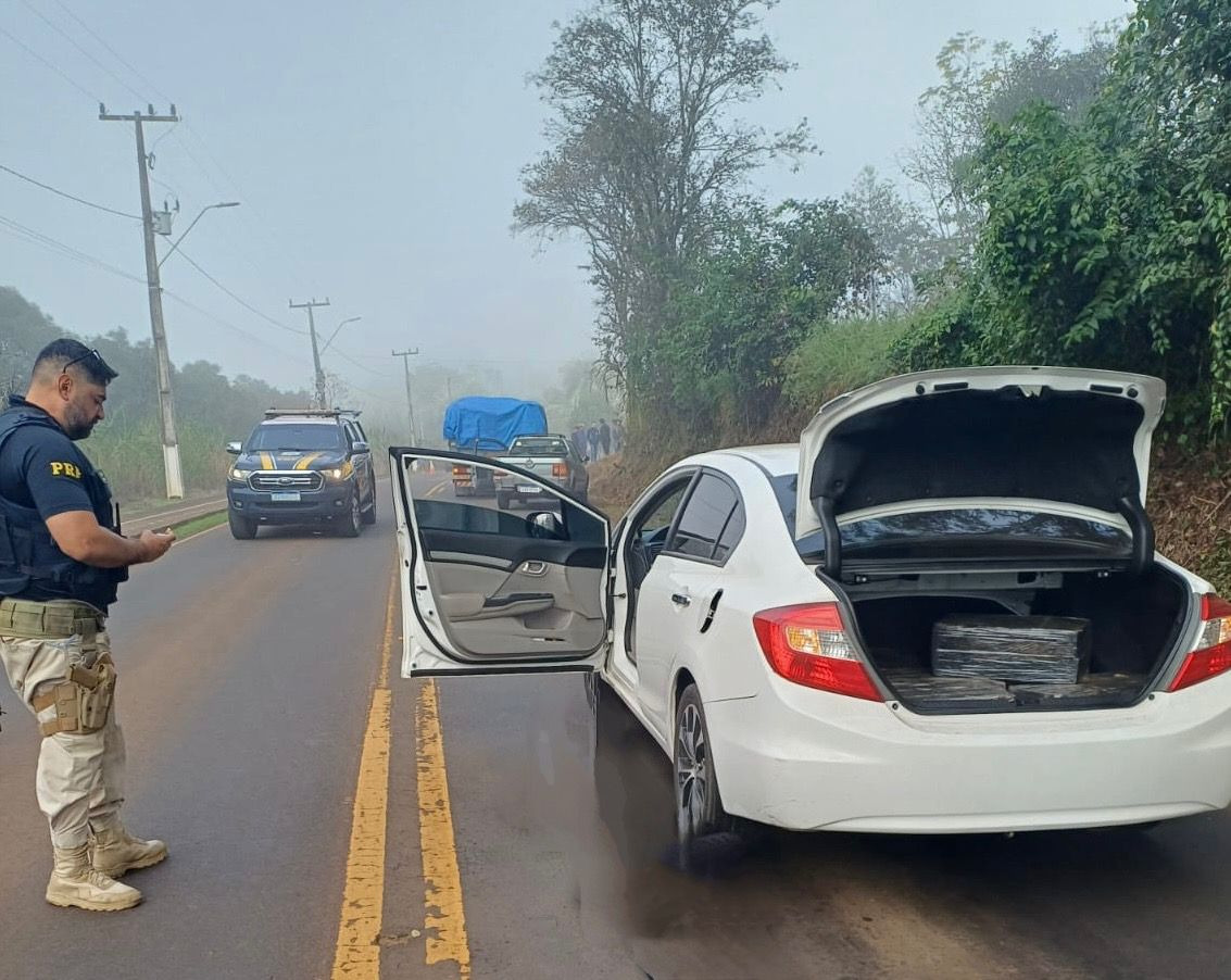 Carro com placas clonadas é interceptado na BR-282 com 120 quilos de maconha