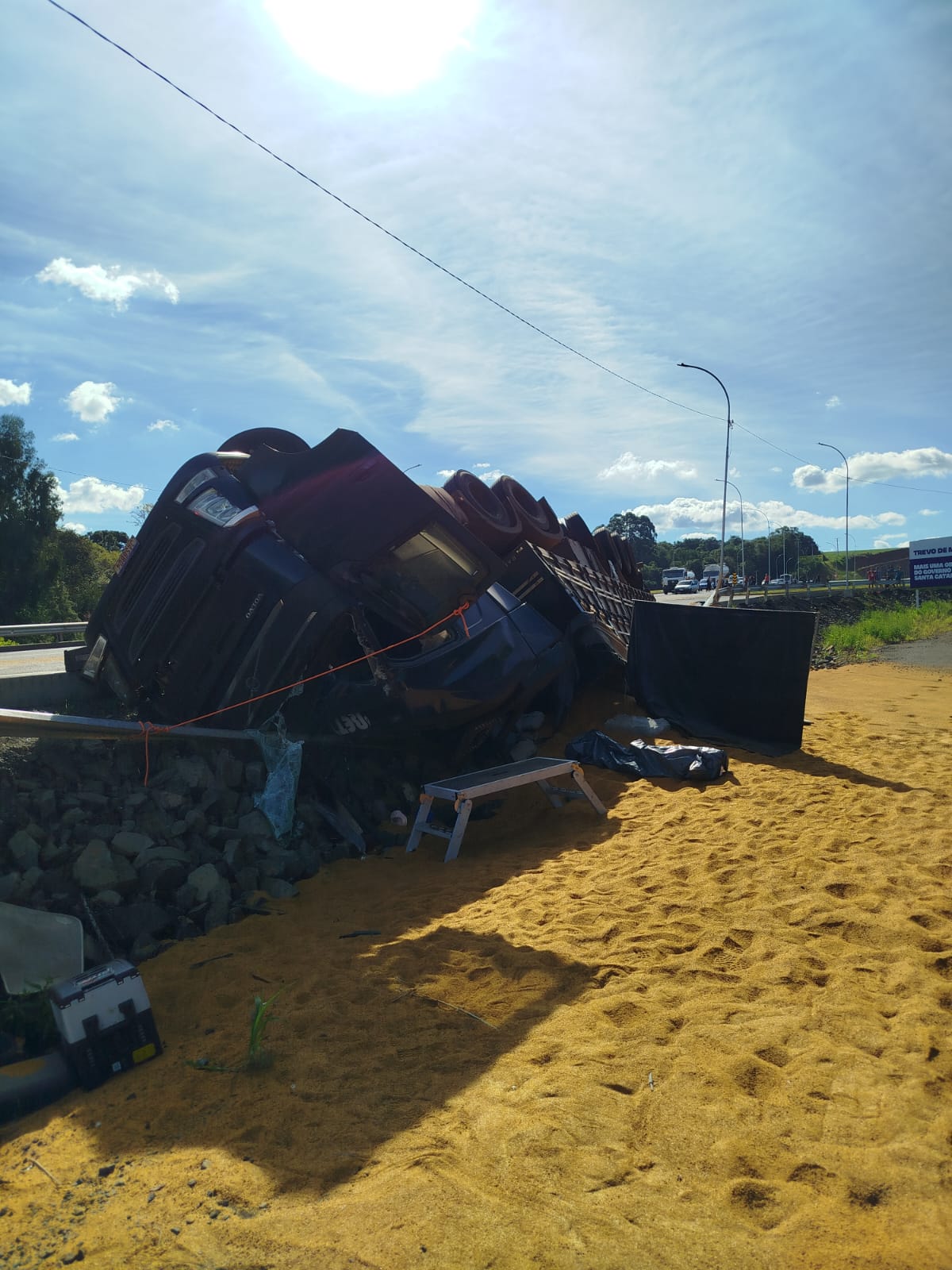 No trevo das BRs 282 com 158 caminhão tomba e esposa do condutor é vitima fatal