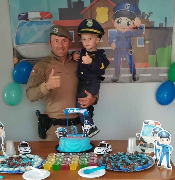 Criança recebe visita surpresa de policiais no dia do aniversário em Campo Erê