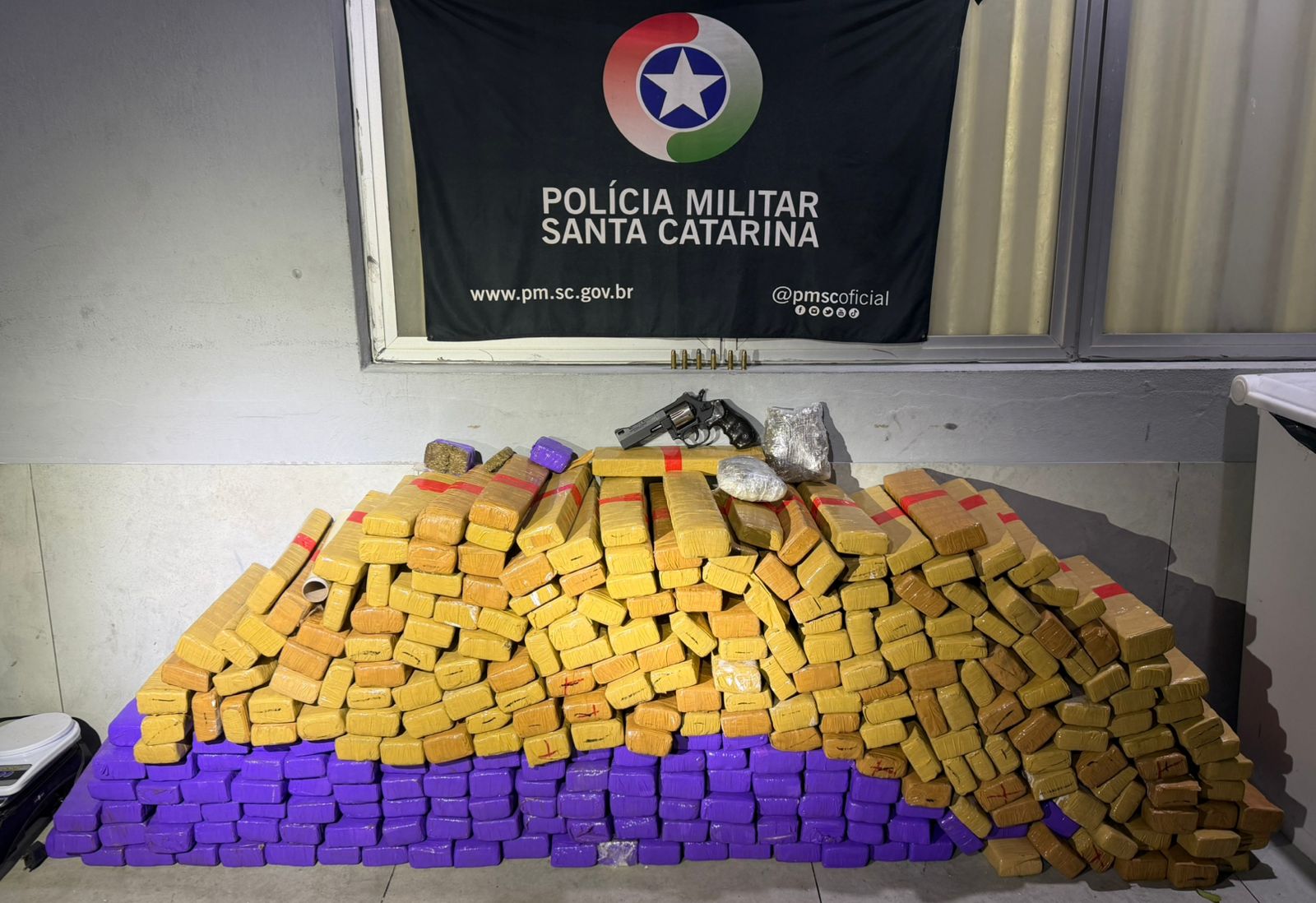 Mais de 118 quilos de maconha e mercadorias de contrabando são apreendidos em Palma Sola