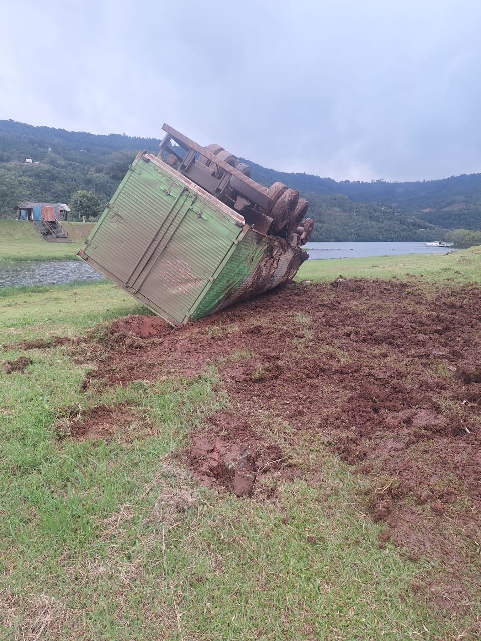 Vídeo mostra caminhão saindo da pista e tombando próximo à ponte do Goio-Ên