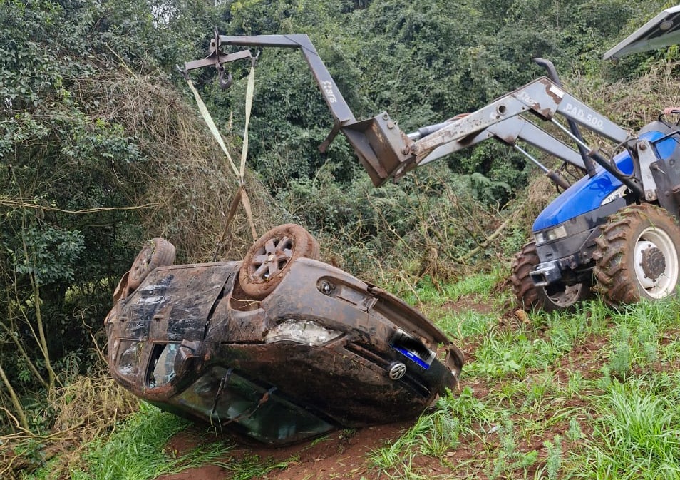 Veículo sai da pista e capota em lavoura na SC-305, em Campo Erê