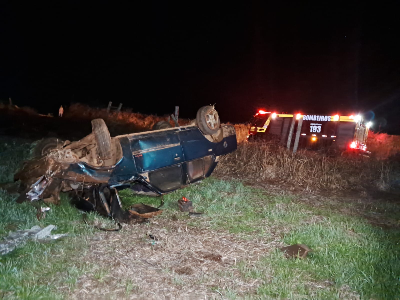 Casal fica ferido após saída de pista seguida de capotamento na SC-305 em Campo Erê