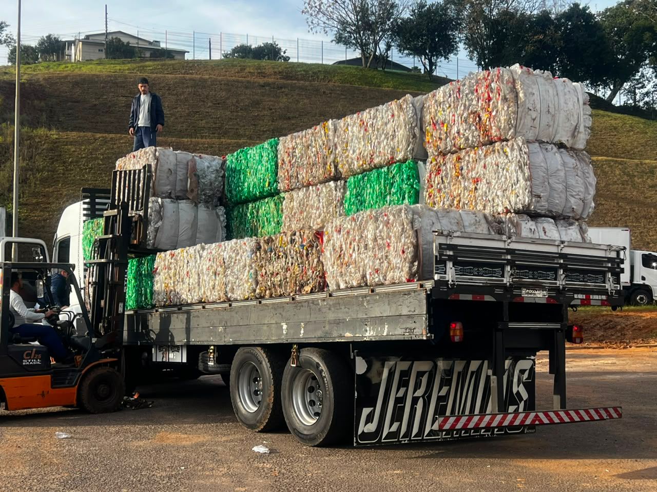 Dois crimes ao mesmo tempo: carga de sucata contrabandeada ocultava 5,5 toneladas de maconha