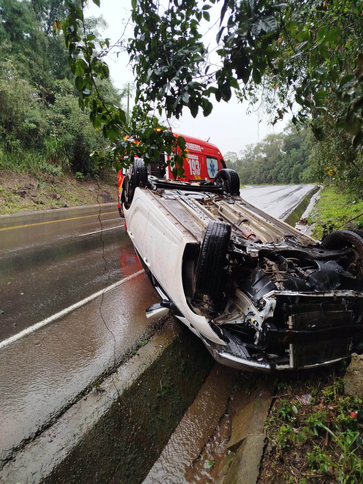 Água sobre a pista e velocidade incompatível podem ter contribuído para capotamento na SC-157 em Novo Horizonte