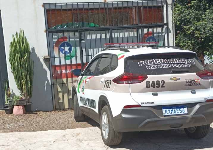 Em Romelândia mãe sai pra gandaia de deixa filhos sozinhos em casa e acaba presa