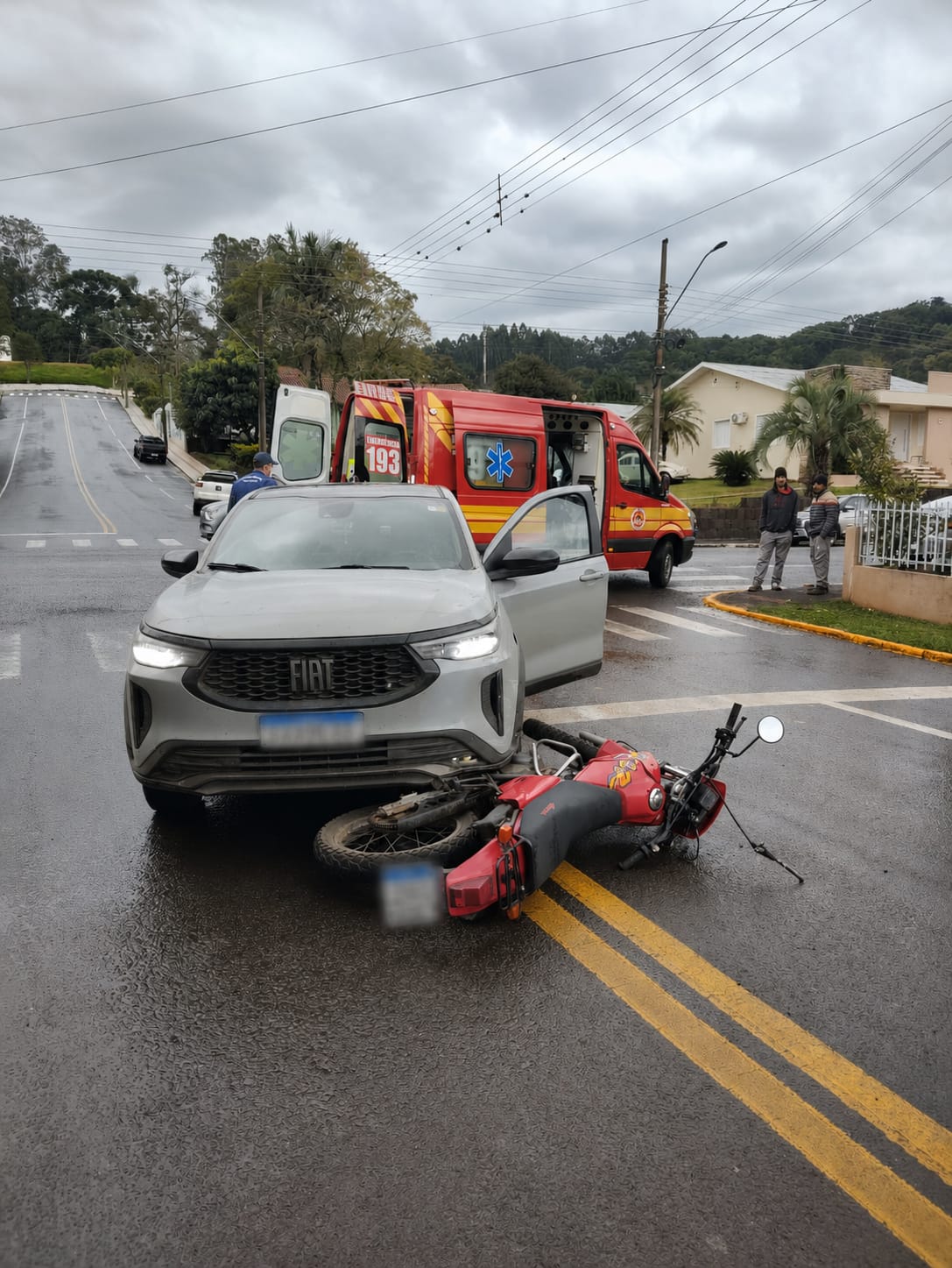 Piloto de moto é socorrido pelos bombeiros após colisão com carro em Anchieta