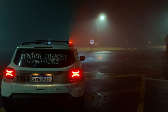 Madrugada de tensão: homem pede caixa de som emprestada, volta com facão e mobiliza a Polícia Militar em Campo Erê