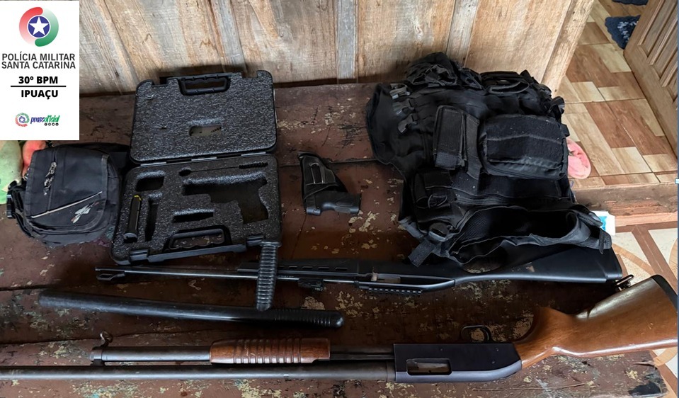 Homem é procurado após disparos de arma de fogo; Polícia Militar apreende arsenal em Ipuaçu