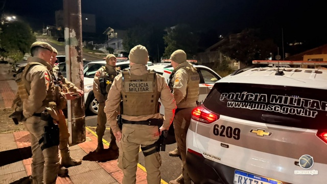 Após agredir companheira com garfo, homem joga gasolina em policiais e tenta atear fogo em Itapiranga
