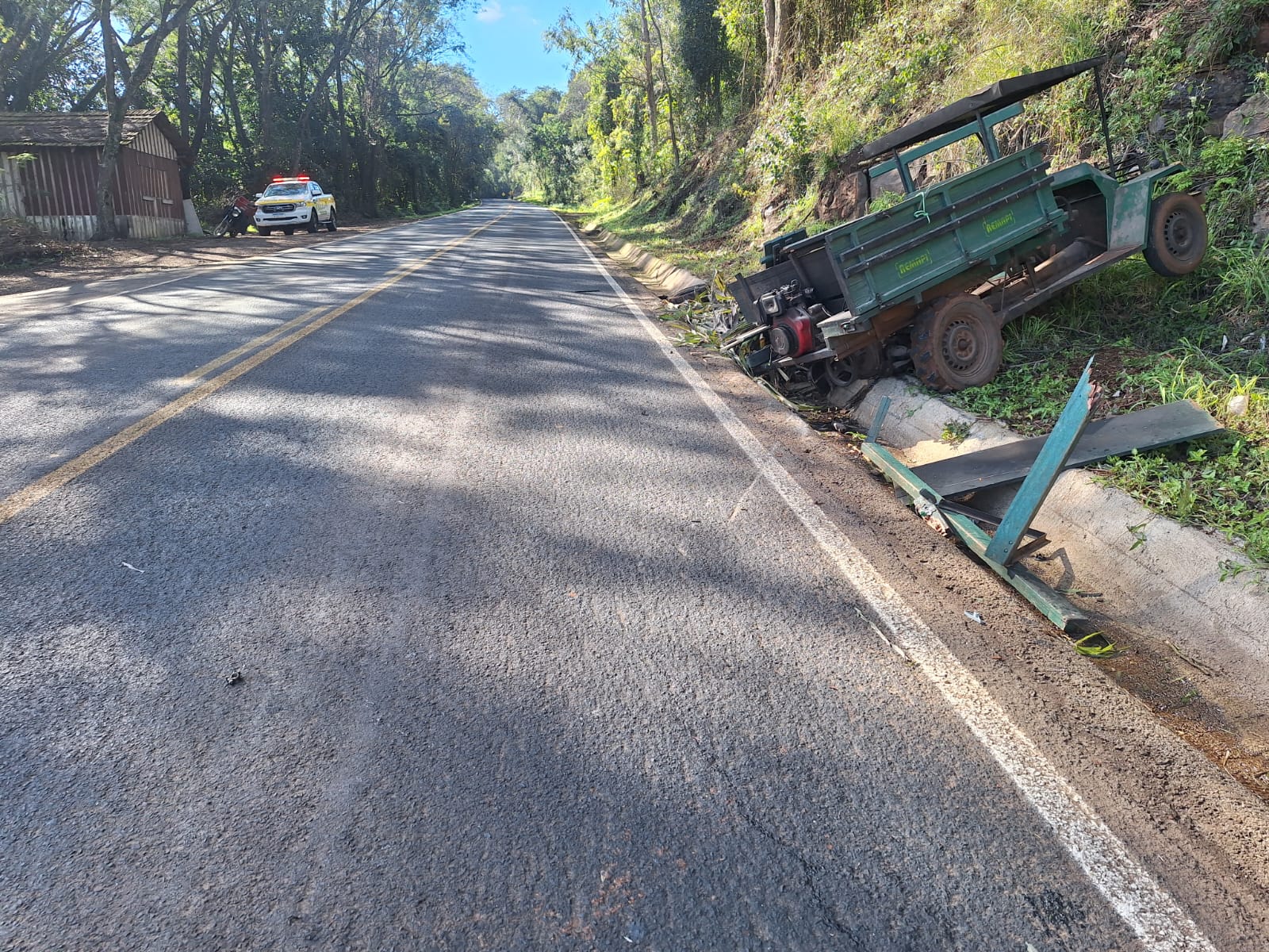 Após colidir em caretinha agrícola, motorista deixa local do acidente e leva veículo para conserto