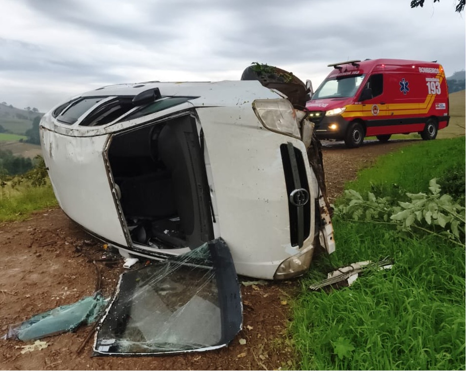 Veículo sai da pista e capota em ribanceira na Serra de Saltinho