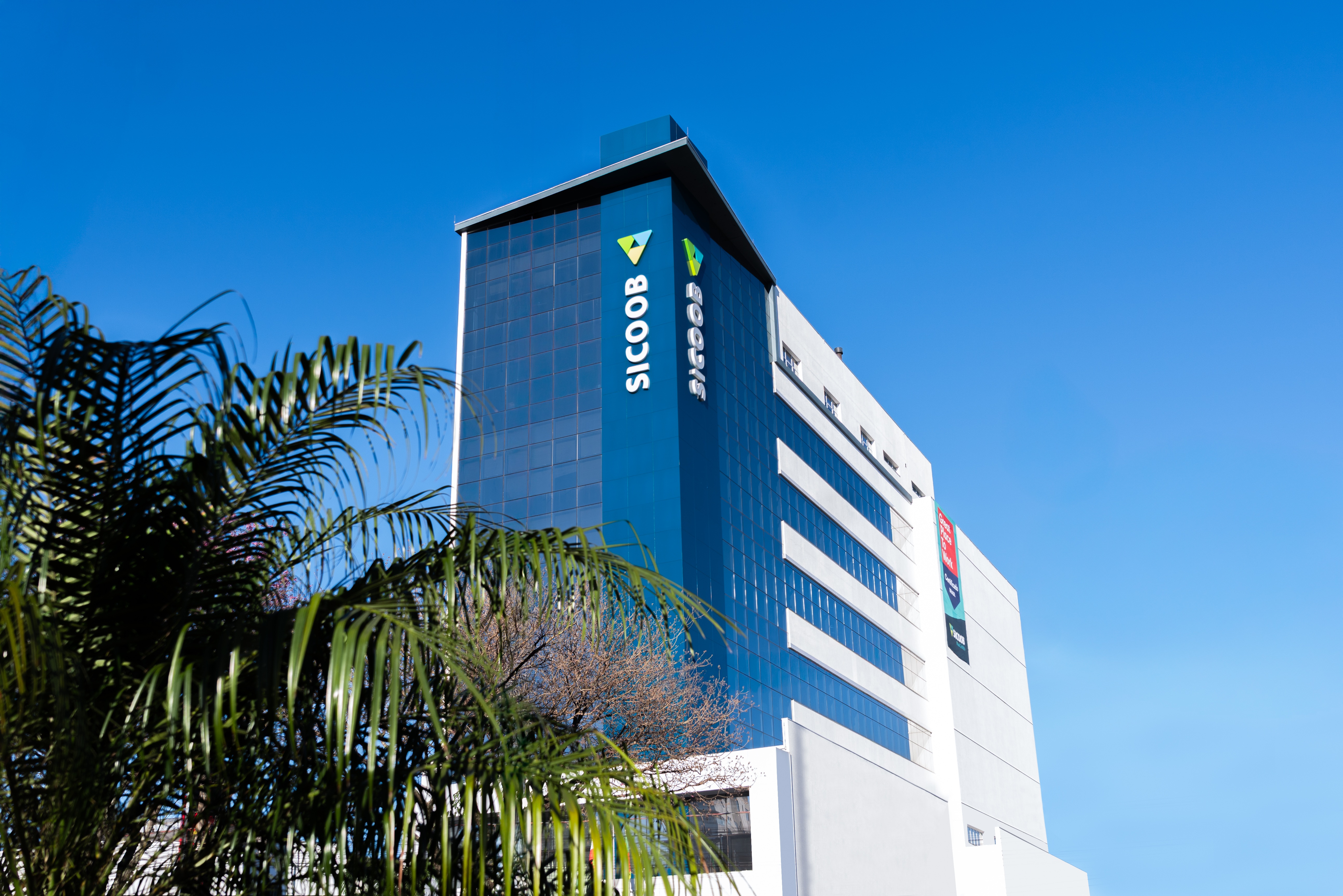 Pela terceira vez consecutiva, Sicoob MaxiCrédito é certificada como uma das melhores empresas do país para se trabalhar