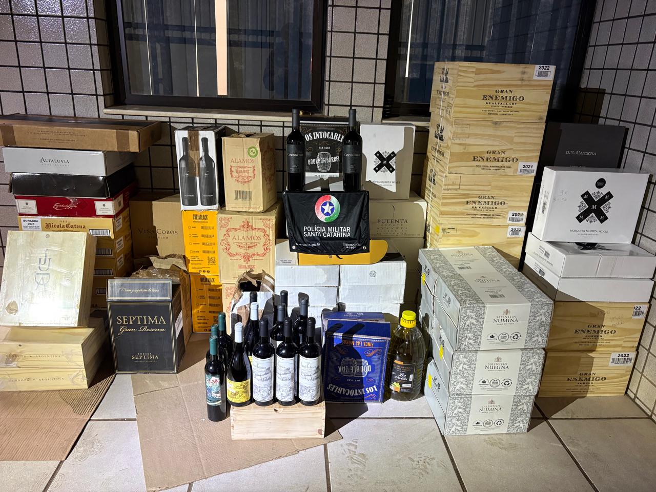 Em duas apreensões PM aprende 438 garrafas de vinho em Campo Erê e Guarujá do Sul