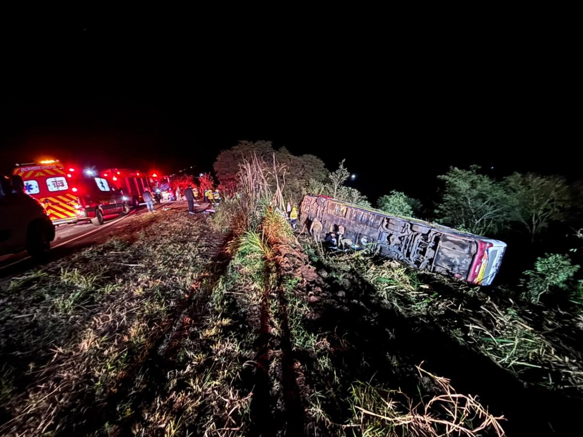 Ônibus sem freios sai da pista cai em ribanceira e deixa 3 mortos.