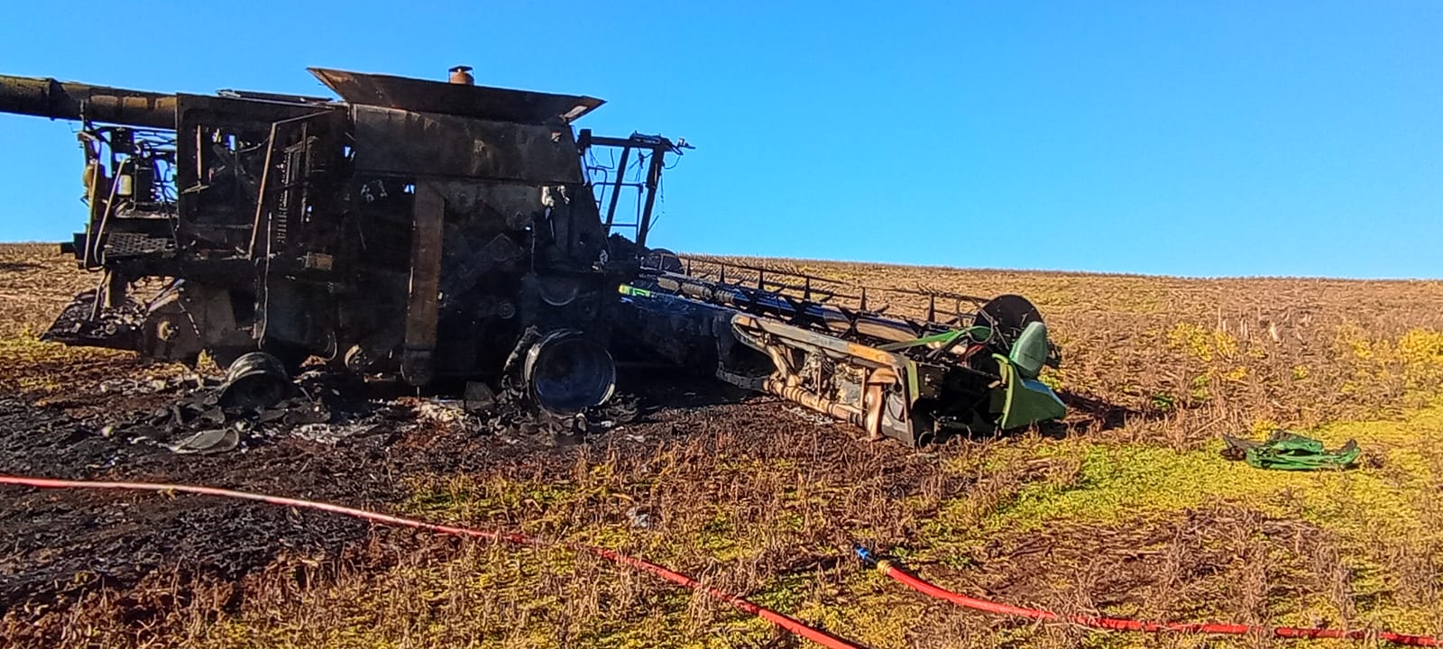 Incêndio destrói colheitadeira agrícola em Palma Sola
