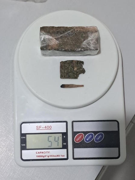 Homem é flagrado com maconha em Saltinho e precisa ser contido durante abordagem policial