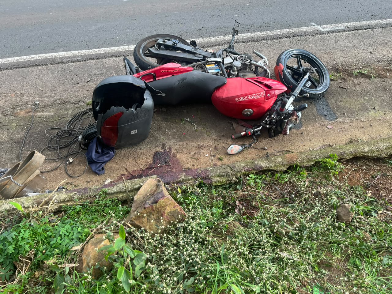 Motociclista faz ultrapassagem em local proibido, colide contra carreta e morre após ser socorrido
