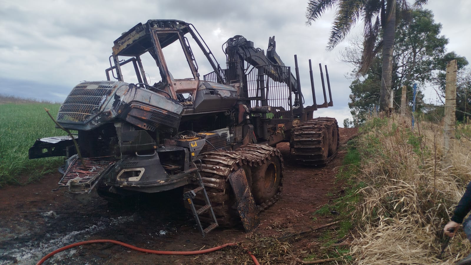 Máquina de extração de madeira avaliada em cerca de R$ 1 milhão é destruída por incêndio no interior de Abelardo Luz
