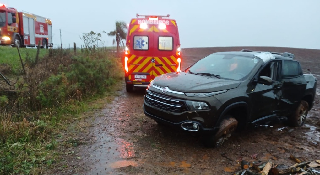 Mulher fica ferida após capotamento na SC-305, em Campo Erê