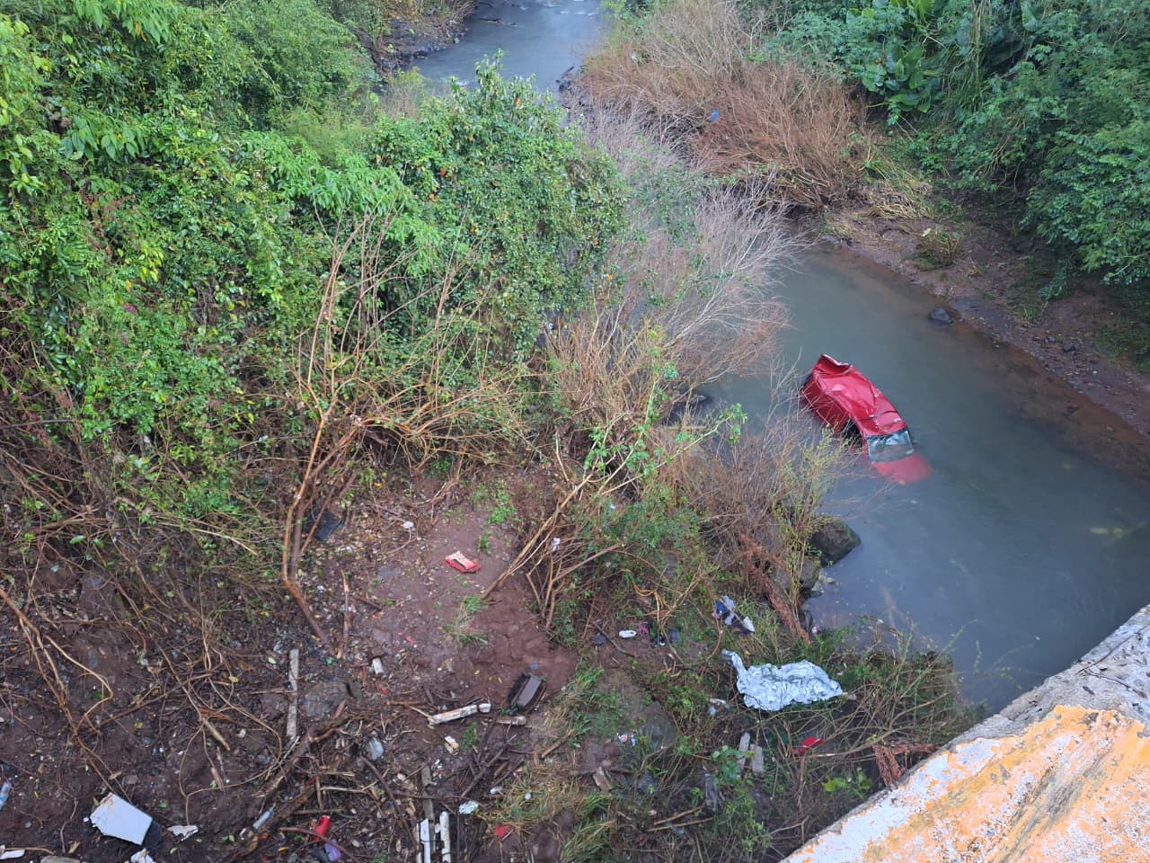 Jovem morre após veículo cair de ponte e ficar submerso em rio no interior de São Carlos