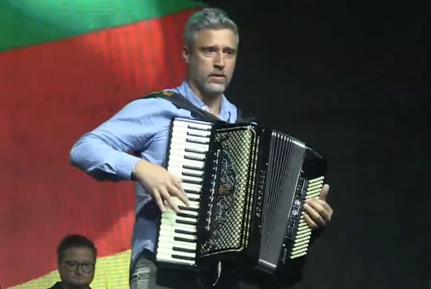 Acordeonista da Banda APK faz apresentação especial no Festerê 2026