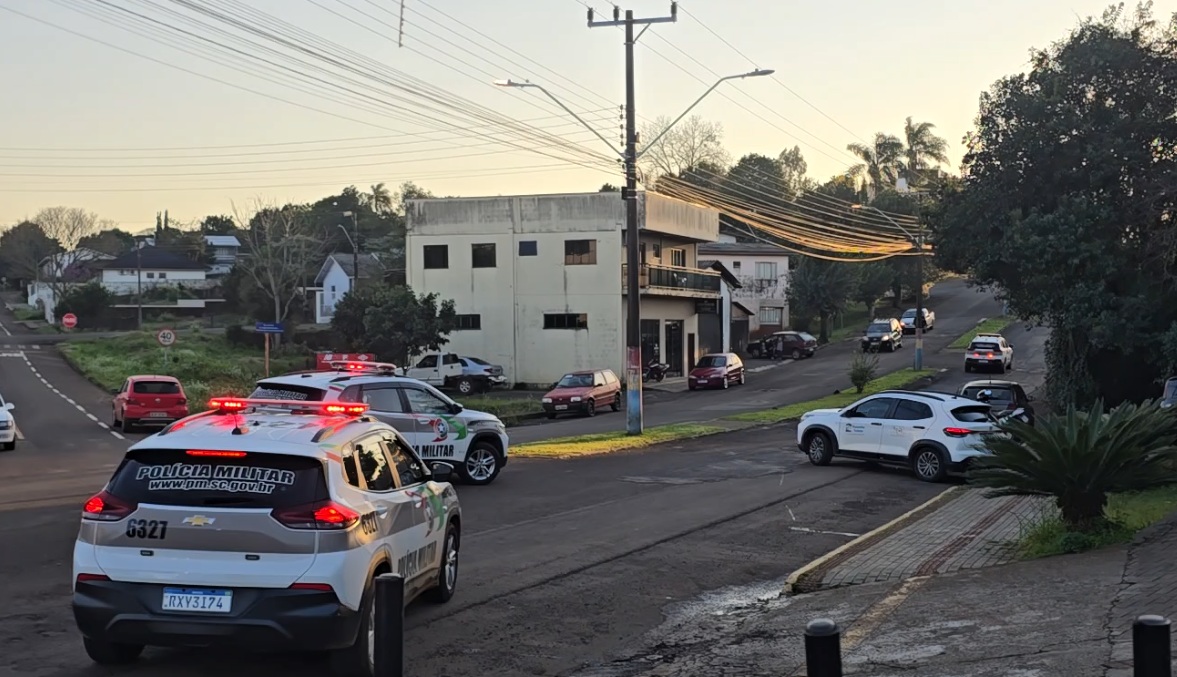 Menores apreendidos por suspeita de furtos recebem lanche durante atendimento e caso gera indignação em Campo Erê