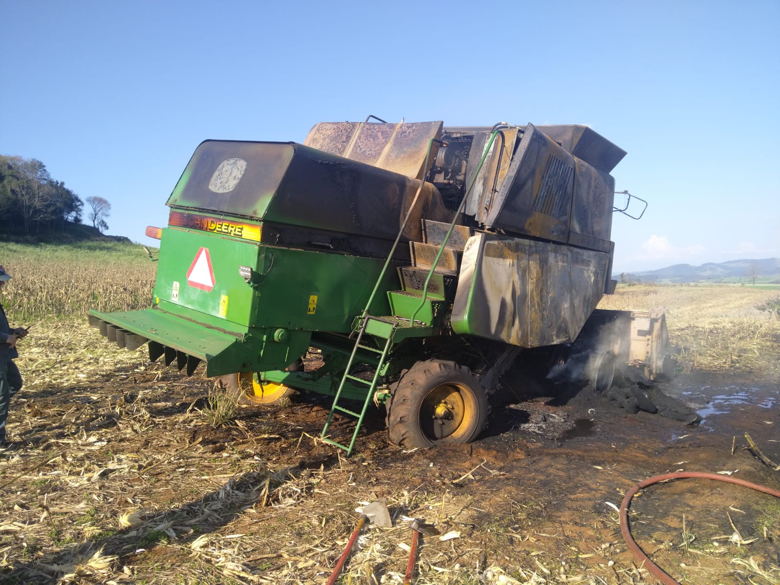 Fogo destrói colheitadeira no interior de Quilombo