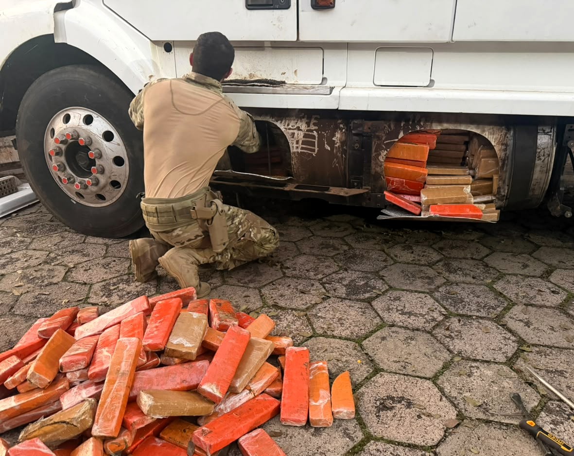 “Camaro” – cão farejador da PRF descobre meia tonelada de maconha em tanque de combustível de caminhão