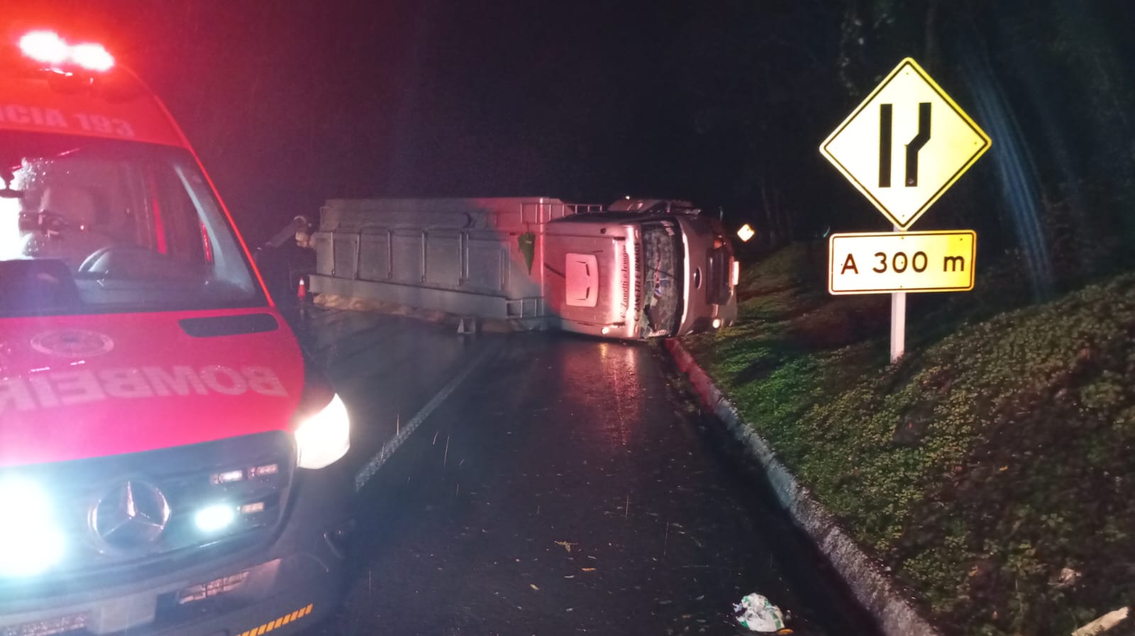BR-282 fica parcialmente interditada após tombamento de caminhão em Pinhalzinho