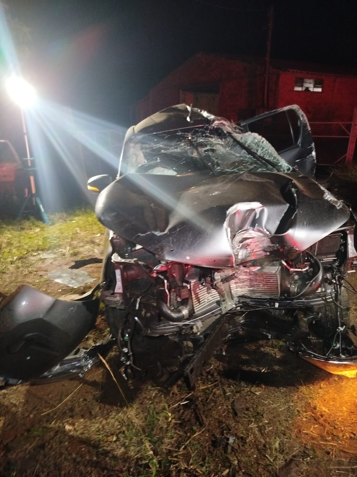 Camionete sai da pista, percorre mais de 120 metros pela canaleta e motorista morre após colisão com árvore