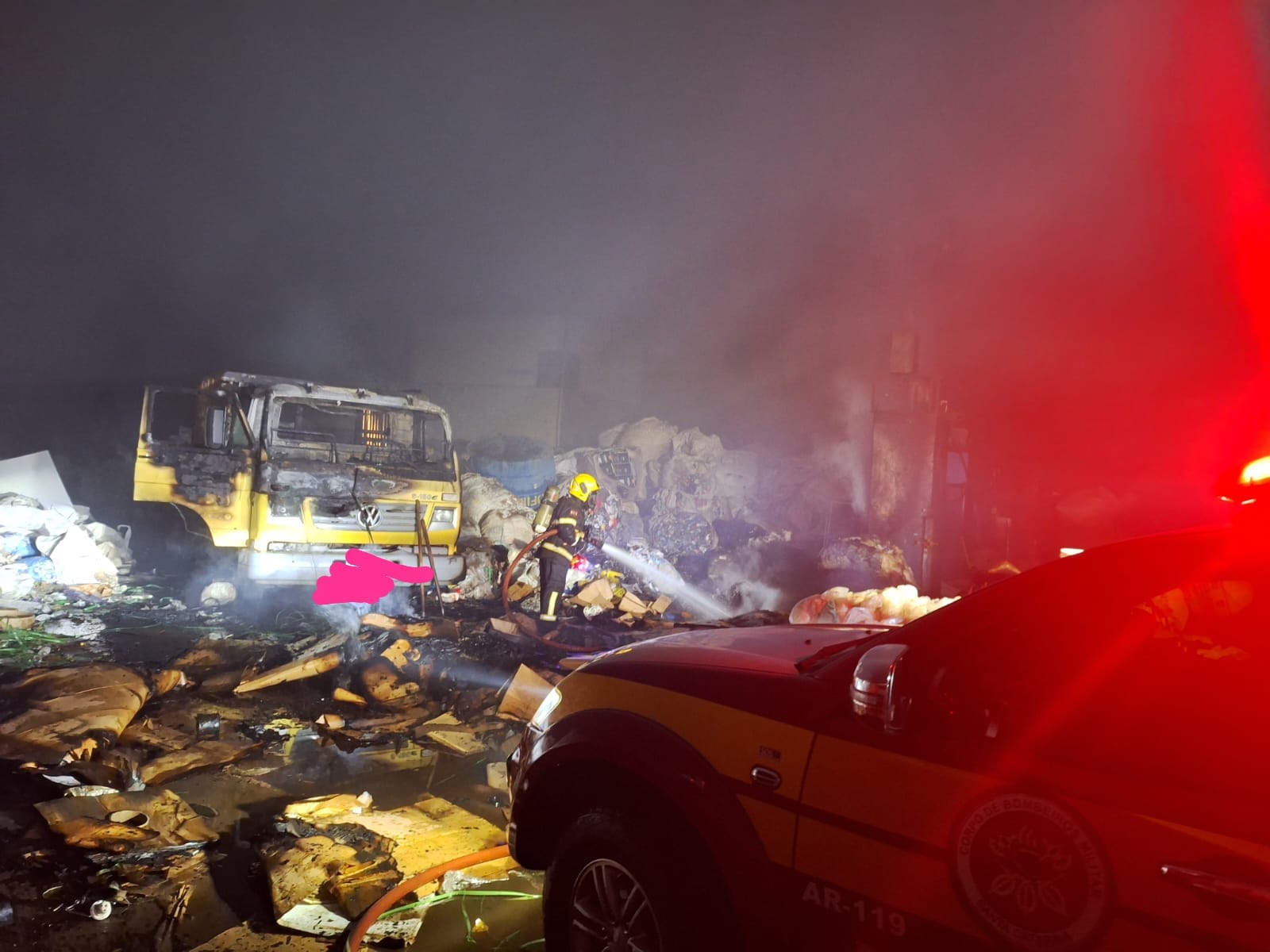 Depósito de reciclagem é atingido por incêndio em Guarujá do Sul