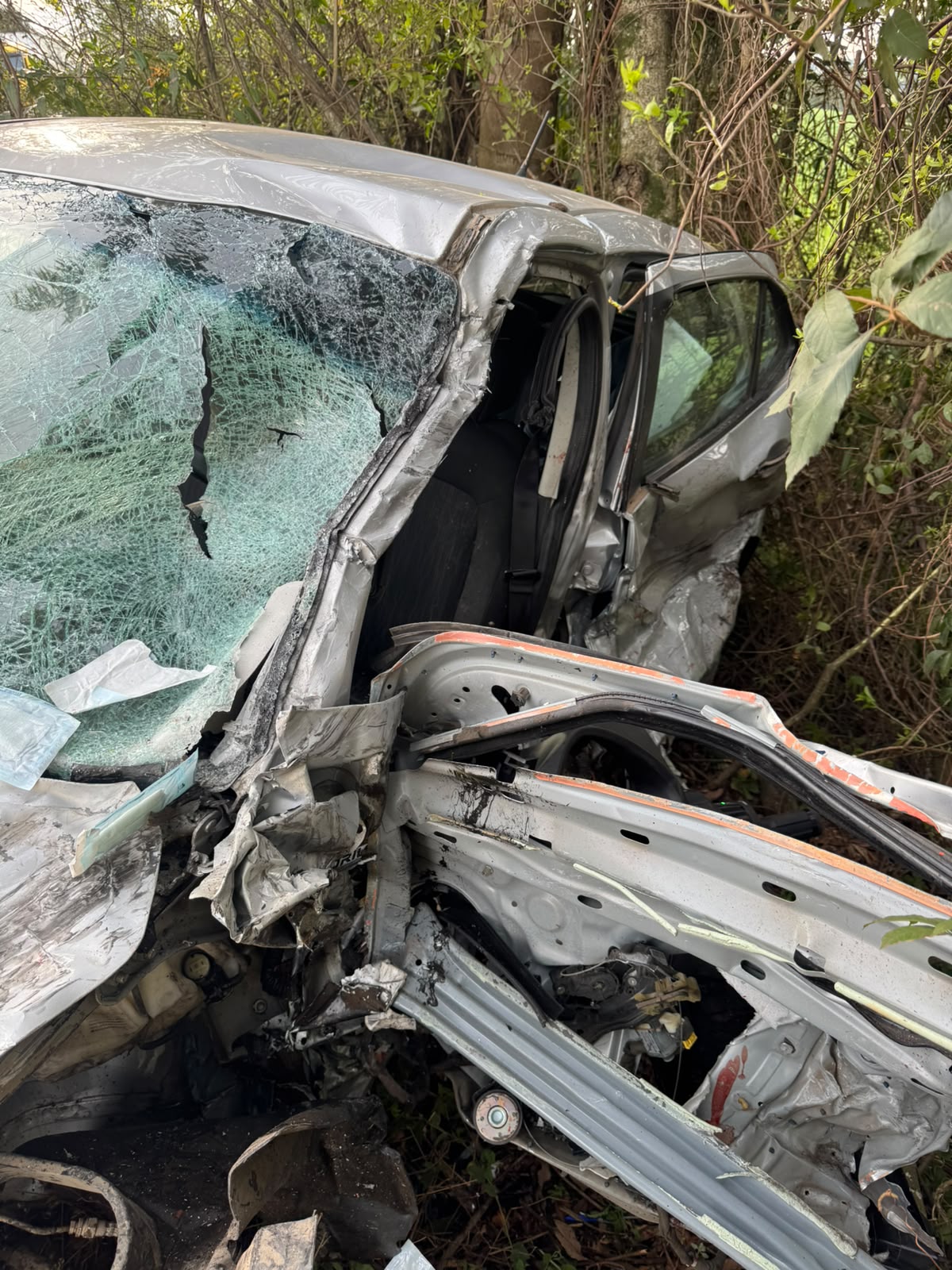 Homem é socorrido pelo SAER após grave acidente envolvendo quatro veículos na BR-282, em Vargeão
