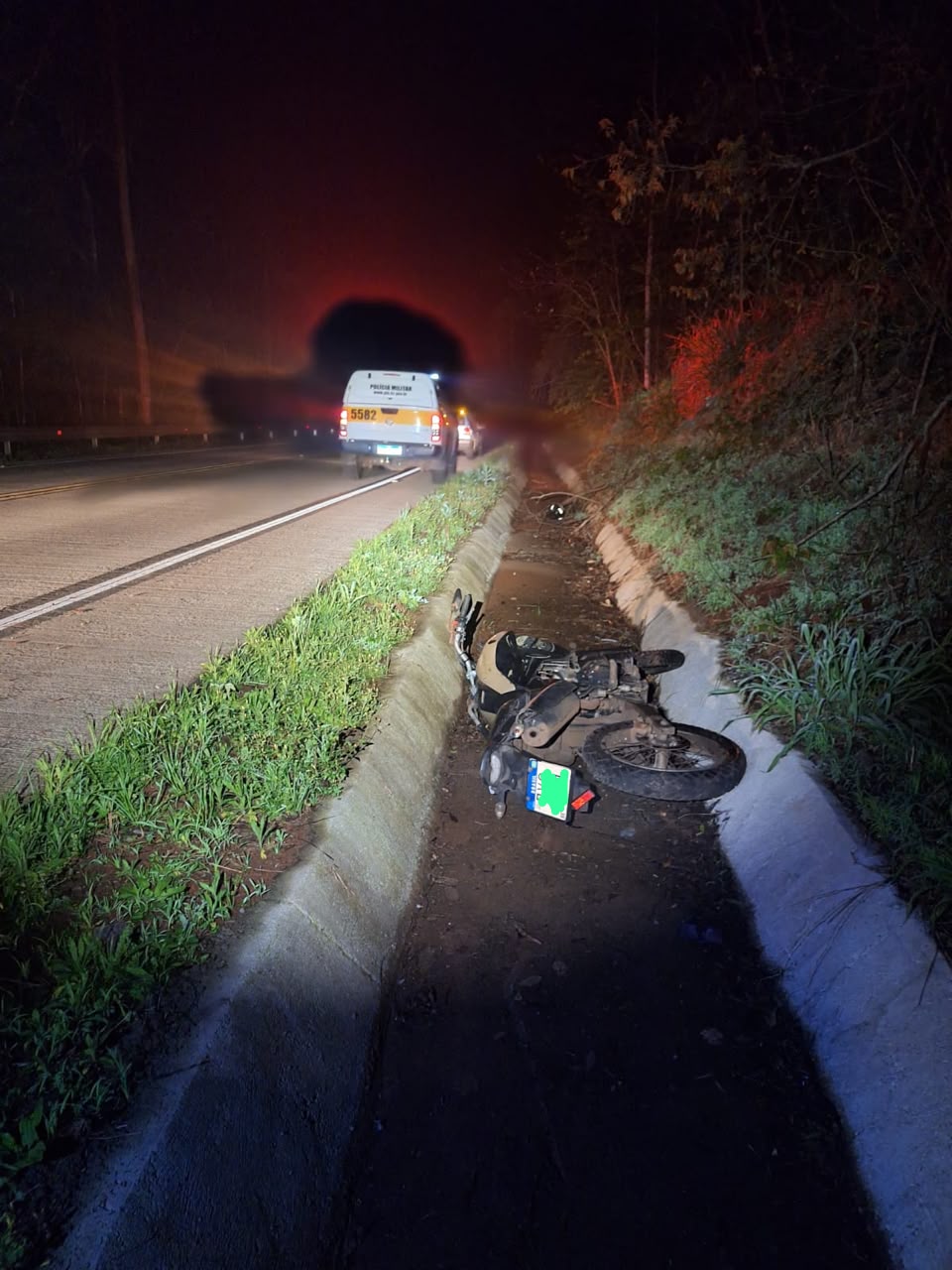 Após perder o controle da motocicleta, homem é socorrido em estado grave em Modelo