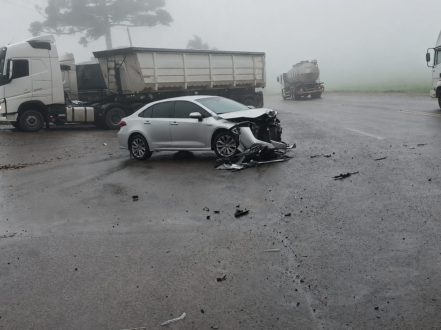 Carro e carreta colidem na SC-305, em Campo Erê
