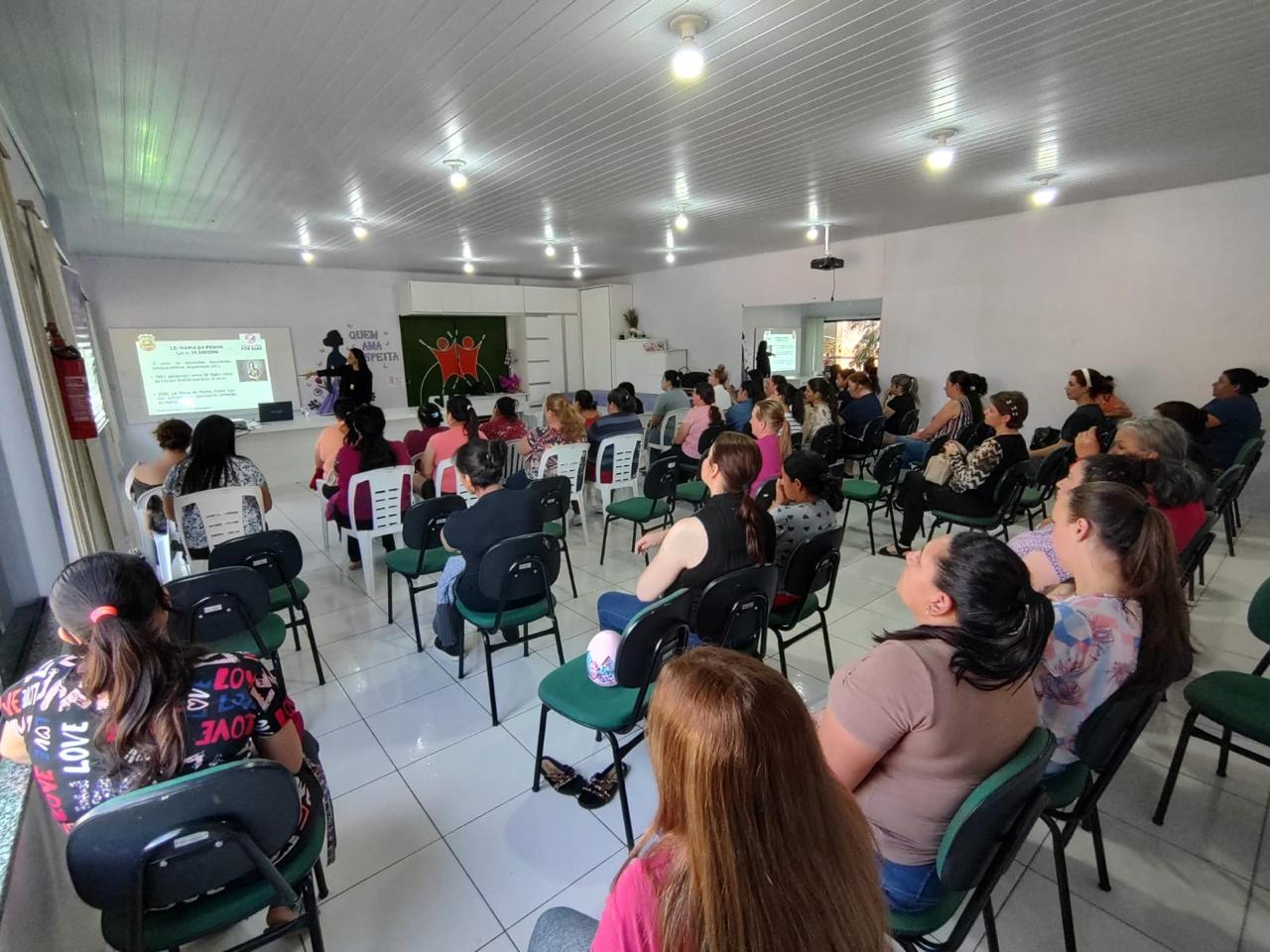 Agosto Lilás: CRAS de Saltinho promove encontro com mulheres do PAIF sobre violência contra a mulher