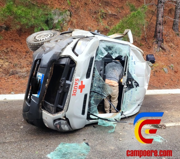 Van da Secretaria de Saúde de Campo Erê capota na BR-282, em Rancho Queimado