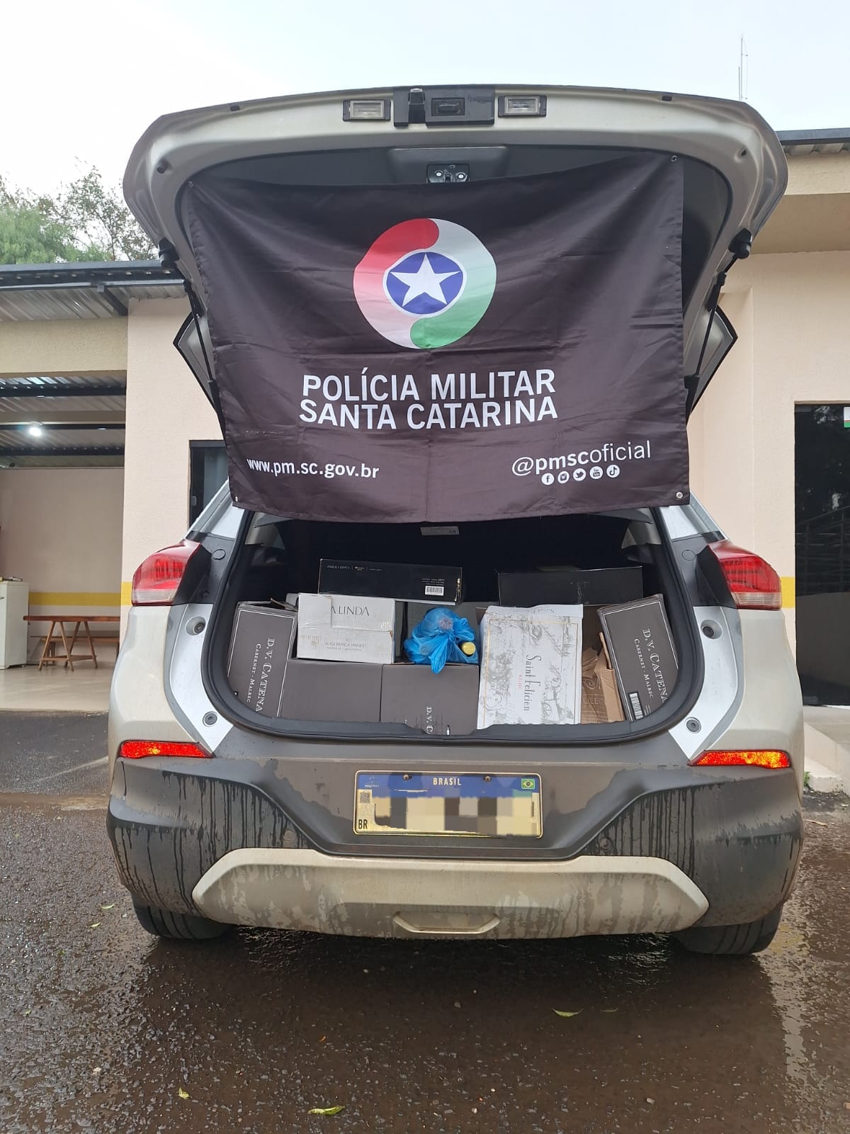 PMRv apreende grande quantidade de vinhos e licores durante abordagem na SC-160, em Campo Erê