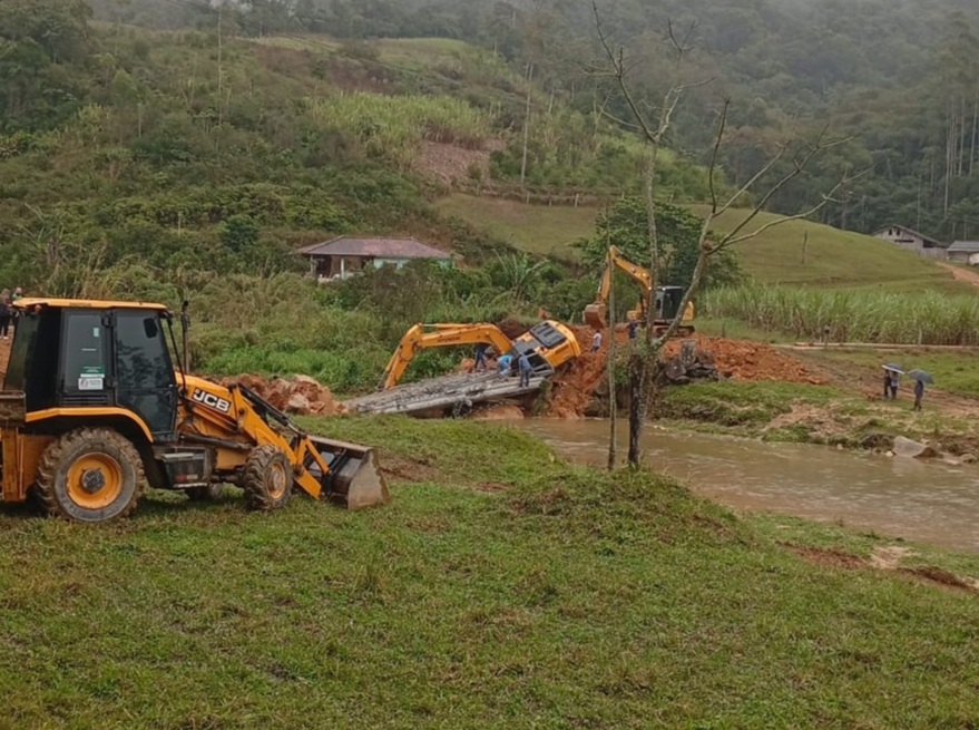 Após nove horas de trabalho, operador de retroescavadeira é resgatado de ribanceira em Antônio Carlos